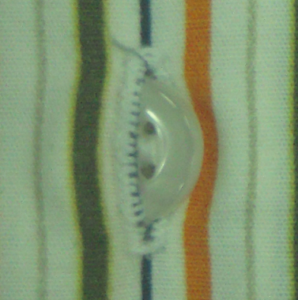 Correct application (Buttonhole is 0,1cm bigger than the button.)
